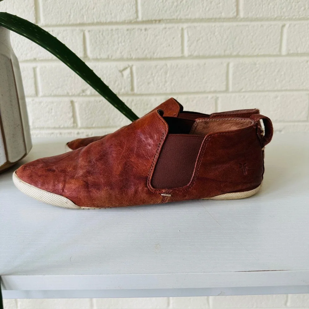 Frye Melanie Slip On Sneakers Cognac Brown Distressed Leather Loafers Shoes